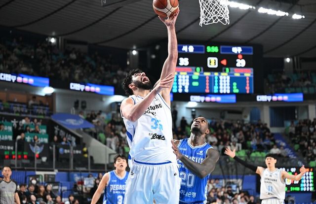 칸터(왼쪽)가 라건아를 옆에 두고 골밑슛을 시도하고 있다. /KBL 제공&nbsp;