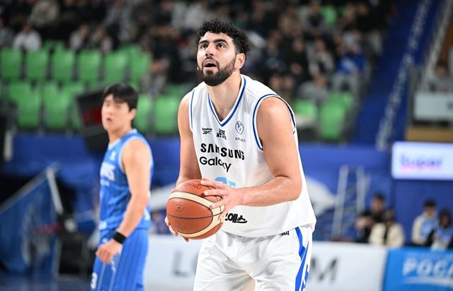 칸터가 자유투를 시도하고 있다. /KBL 제공
