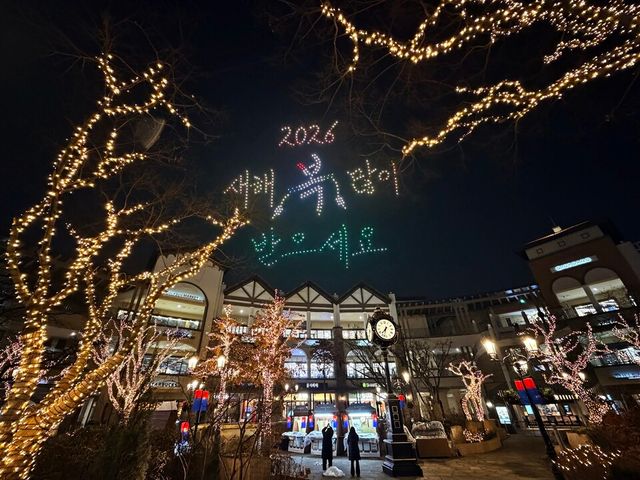 13일 오후 신세계사이먼 시흥 프리미엄 아울렛의 밤하늘을 수놓은 드론 쇼 모습. 신세계사이먼 제공