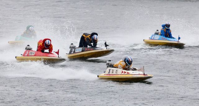 미사경정장에서 열린 경정 경주에 1코스로 출전한 임건이 가장 먼저 결승선을 향해 달려오고 있다. /경륜경정총괄본부 제공