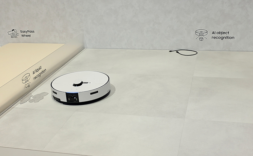 삼성전자가 지난 4일(현지시각) 미국 라스베이거스에서 열린 CES 2026 전에 열린 ‘더 퍼스트룩 프레스 콘퍼런스’에서 ‘비스포크 AI 스팀’ 로봇청소기를 시연하고 있다. /삼성전자