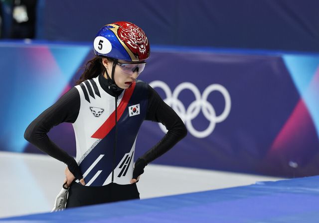 16일(한국 시각) 이탈리아 밀라노 아이스 스케이팅 아레나에서 열린 2026 밀라노-코르티나 동계올림픽 쇼트트랙 여자 1000m 준결선 경기 후 최민정이 아쉬운 듯한 표정을 짓고 있다. /연합뉴스