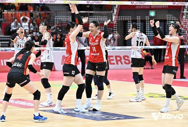 페퍼저축은행 선수단이 모여 기뻐하고 있다. /한국배구연맹 제공