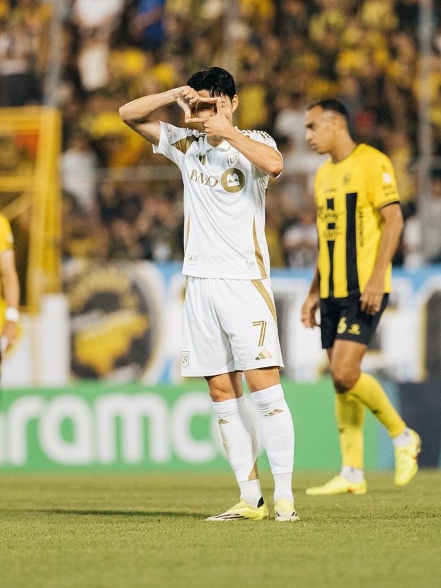 손흥민이 새해 첫 경기에서 찰칵 세리머니하고 있다. /LAFC SNS 갈무리