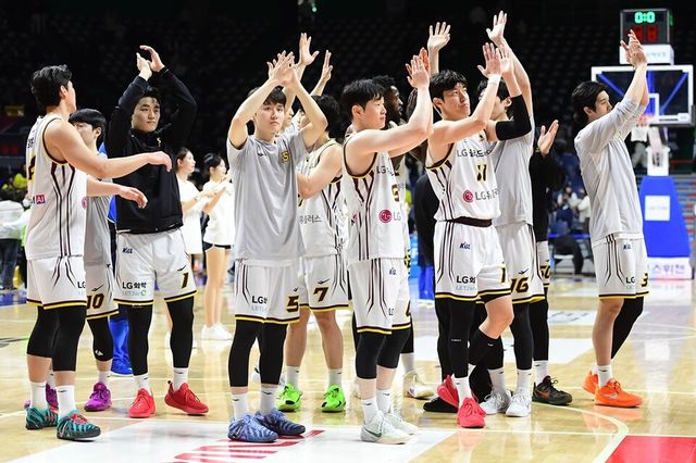 LG 선수단이 KCC전 승리 후 인사하고 있다. /KBL 제공