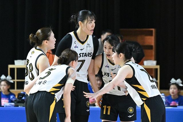 KB국민은행 선수단. /WKBL 제공