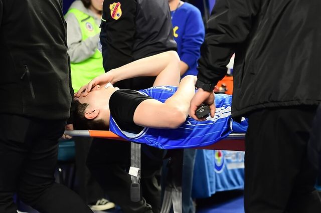 김준일이 KT전 부상으로 들것에 실려 코트를 떠나고 있다. /KBL 제공