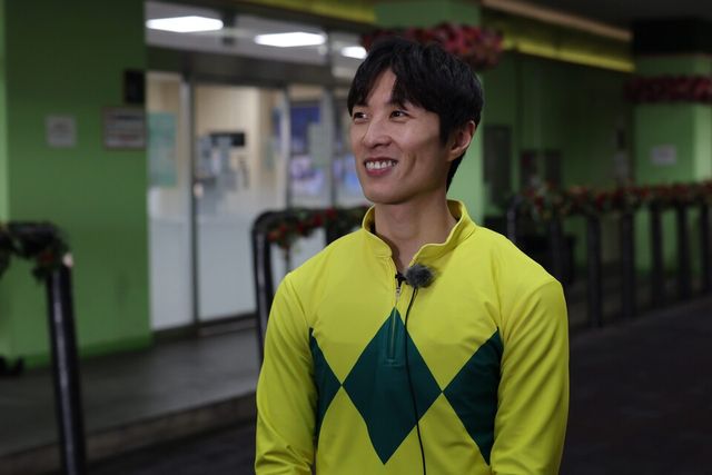 개인통산 300승을 달성한 진겸 기수가 인터뷰를 하고 있다. /한국마사회 제공