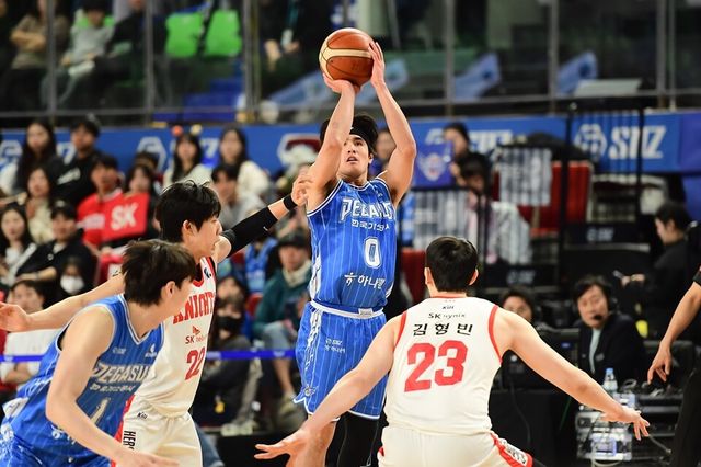 벨란겔(가운데)이 슈팅을 시도하고 있다. /KBL 제공