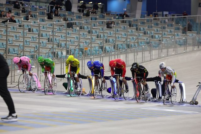 지난 15일 광명스피돔에서 열린 스피드온배 대상경륜에서 특선급 결승전에 진출한 선수들이 경주를 시작하고 있다. /경륜경정총괄본부 제공