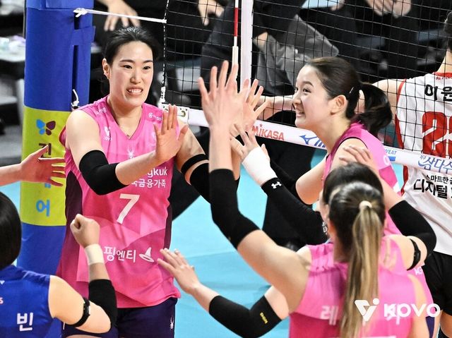 최은지(왼쪽)와 이다현이 흥국생명 선수들과 기뻐하고 있다. /한국배구연맹 제공