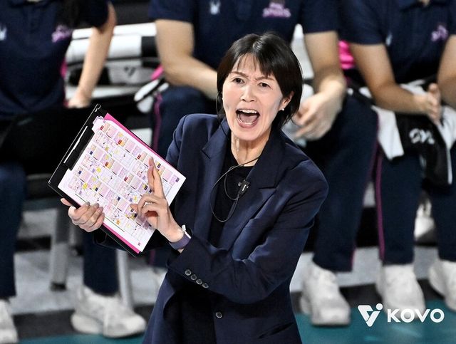 요시하라 흥국생명 감독이 작전을 지시하고 있다. /한국배구연맹 제공