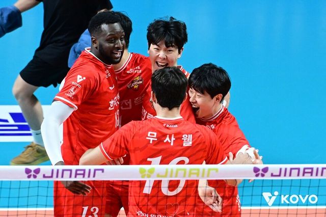 한국전력 선수단이 둥글게 모여 기뻐하고 있다. /한국배구연맹 제공