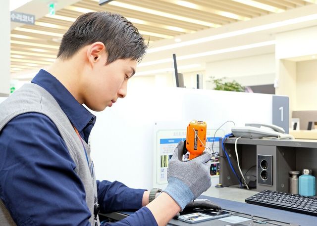 삼성전자서비스 엔지니어가 스마트폰 디스플레이 단품 수리를 진행하는 모습./삼성전자