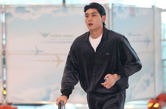 이정후가 21일 인천국제공항에서 출국을 준비하고 있다. /연합뉴스
