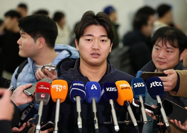 고우석이 사이판 출국 전 취재진과 인터뷰하고 있다. /연합뉴스