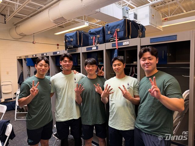 김한별(왼쪽부터), 김주원, 최정원, 오태양, 김형준이 데이비슨 티셔츠를 입고 기념 촬영하고 있다. /NC 다이노스 제공