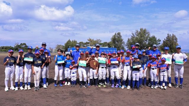 온나손 유소년 야구단 야구공 전달. /삼성 라이온즈 제공