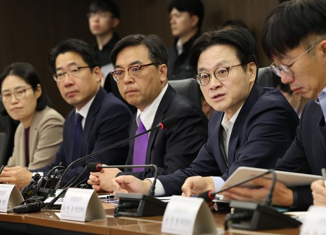 김정관 산업통상부 장관이 23일 대한상공회의소에서 열린 미국 연방대법원의 상호관세 판결 및 미 행정부의 추가 관세 조치 관련 민관합동 대책회의에서 발언하고 있다./연합뉴스