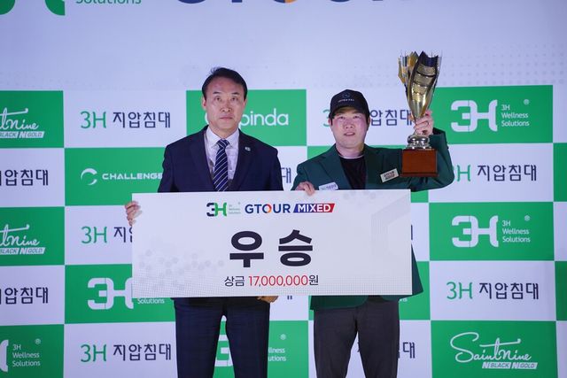 2026&nbsp;쓰리에이치&nbsp;GTOUR MIXED 2차 대회 시상식에서&nbsp;주식회사 쓰리에이치 정영재 회장,&nbsp;우승자 순범준(왼쪽부터)이 기념촬영을 하고 있다. /골프존 제공