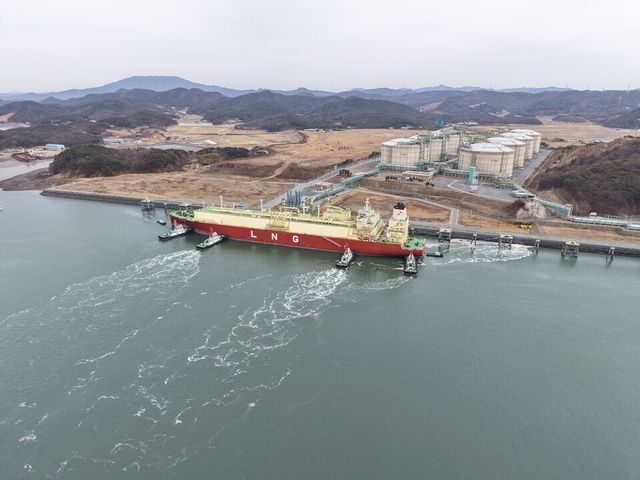 SK이노베이션 E&S LNG수송선이 23일 호주 바로사 가스전에서 생산된 LNG를 싣고 보령 LNG터미널에 처음 입항하고 있다./ SK이노베이션