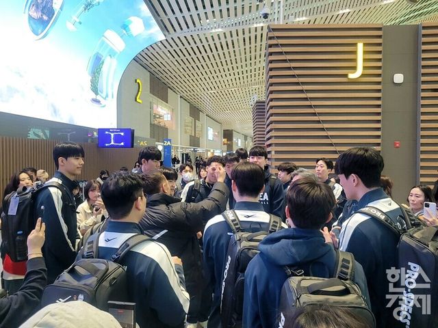 농구 대표팀이 24일 인천국제공항에서 대만 출국을 앞두고 수많은 인파에 둘러싸여 있다. /신희재 기자