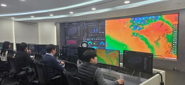 LS일렉트릭 관계자들이 안양 R&D센터에 위치한 관제센터에서 재생에너지 발전량 예측 결과를 확인하고 있다./ LS일렉트릭
