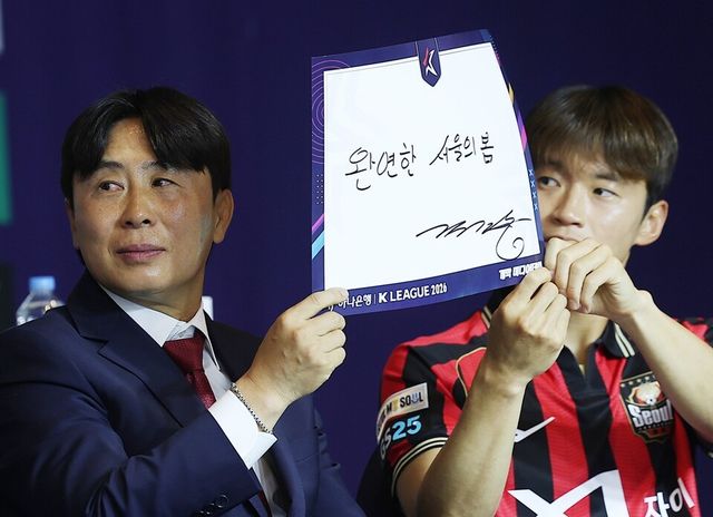 김기동(왼쪽) 서울 감독과 김진수가 출사표를 밝히고 있다. /연합뉴스