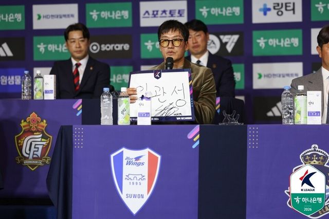 이정효 수원 감독이 출사표를 남기고 있다. /한국프로축구연맹 제공