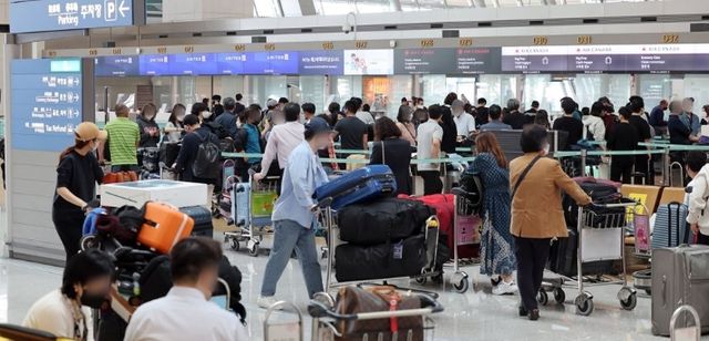 붐비는 인천공항 출국장 전경. / 연합뉴스&nbsp;