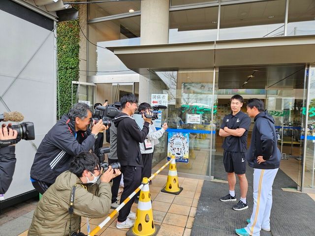 현지 취재진이 다케다를 인터뷰하고 있다. /SSG 랜더스 제공