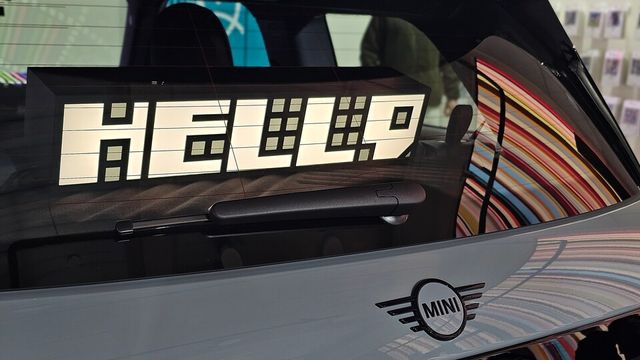 '디 올-일렉트릭 MINI 쿠퍼 SE 폴 스미스 에디션'의 ‘HELLO' 레터링 프로젝션./곽호준 기자