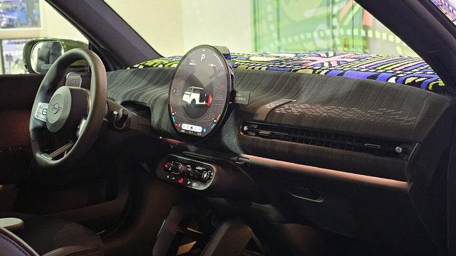 '디 올-일렉트릭 MINI 쿠퍼 SE 폴 스미스 에디션'의 실내./곽호준 기자