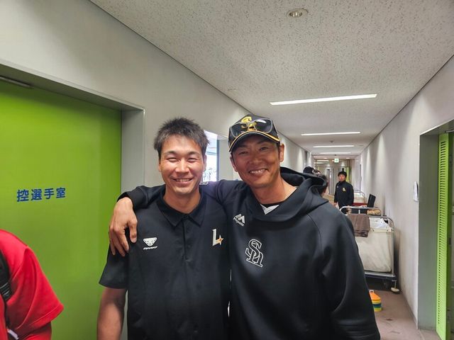 다케다(왼쪽)와 사이토 감독이 기념 촬영하고 있다. /SSG 랜더스 제공