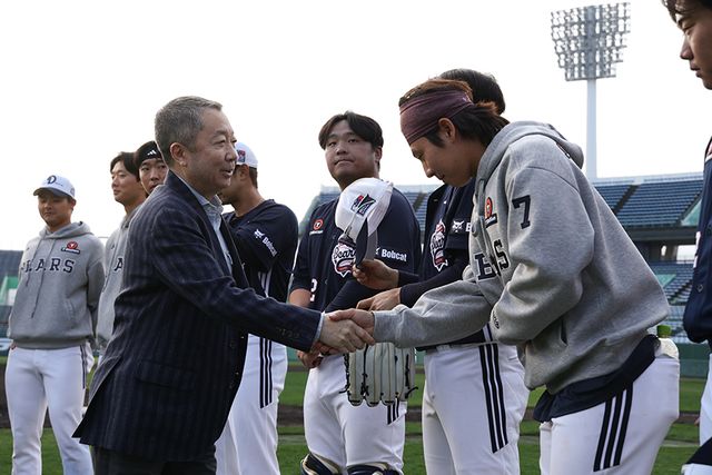 박정원(왼쪽) 두산 구단주가 선수단과 악수하고 있다. /두산 베어스 제공