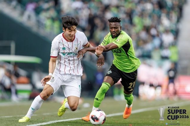 서진수(왼쪽)와 츄마시가 경합하고 있다. /한국프로축구연맹 제공