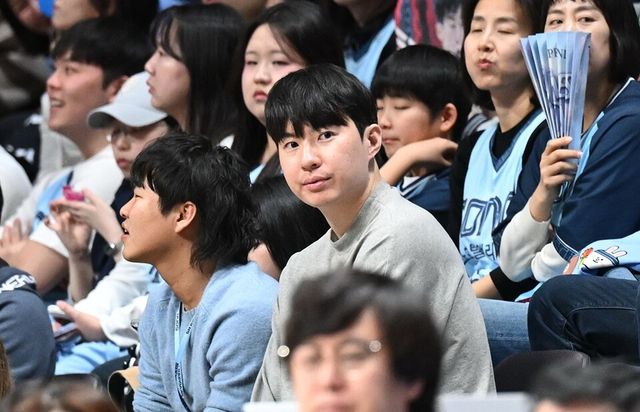 이현중이 19일 고양 소노아레나를 찾아 고양 소노-서울 삼성 KBL 경기를 관전하고 있다. /KBL 제공