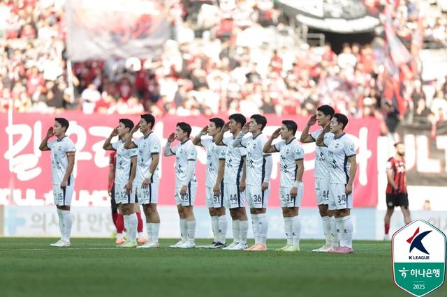 김천 선수단이 득점 직후 거수 경례하고 있다. /한국프로축구연맹 제공