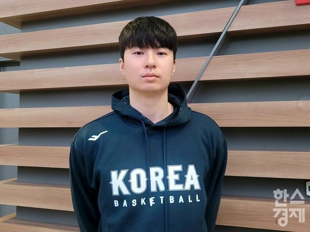 이현중이 24일 인천국제공항에서 인터뷰한 후 촬영에 응하고 있다. /신희재 기자