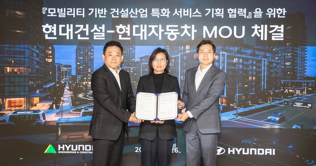 26일 서울 종로구에 위치한 현대건설 본사 사옥에서 양사 주요 관계자들이 업무협약을 체결한 후 기념사진을 촬영하고 있다./현대건설