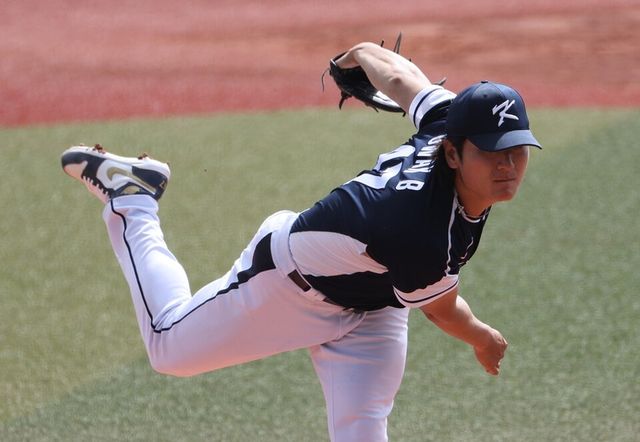 곽빈이 대표팀 유니폼을 입고 역투하고 있다. /연합뉴스