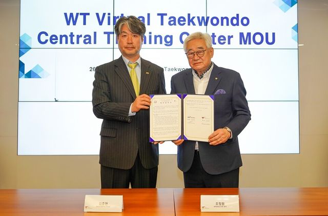 김중헌(왼쪽) 태권도진흥재단 이사장, 우측 조정원 세계태권도연맹 총재. /태권도진흥재단 제공