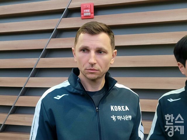 마줄스 감독이 24일 인천국제공항에서 취재진과 인터뷰하고 있다. /신희재 기자