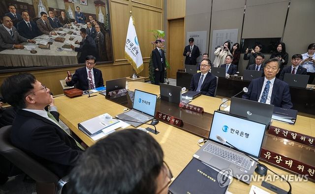 의사봉 두드리는 이창용 한국은행 총재. / 연합뉴스&nbsp;