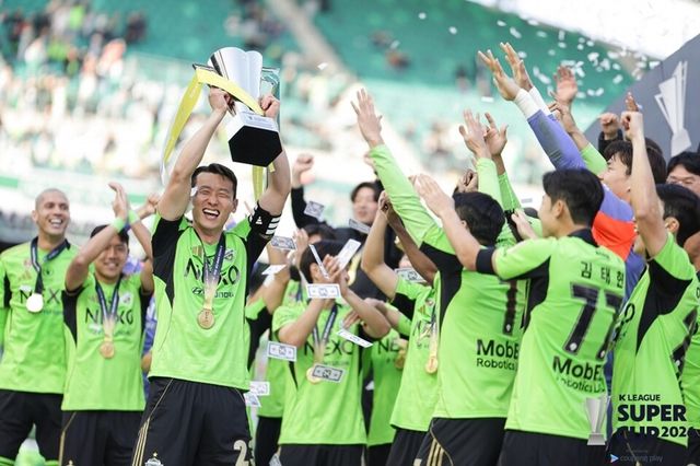 전북 선수단이 21일 슈퍼컵 우승 직후 세리머니하고 있다. /한국프로축구연맹 제공