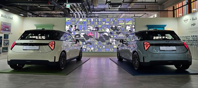 '디 올-일렉트릭 MINI 쿠퍼 SE 폴 스미스 에디션'의 인스파이어드 화이트(좌측), 스테이트먼트 그레이./곽호준 기자