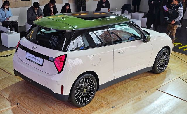 '디 올-일렉트릭 MINI 쿠퍼 SE 폴 스미스 에디션'의 외관./곽호준 기자