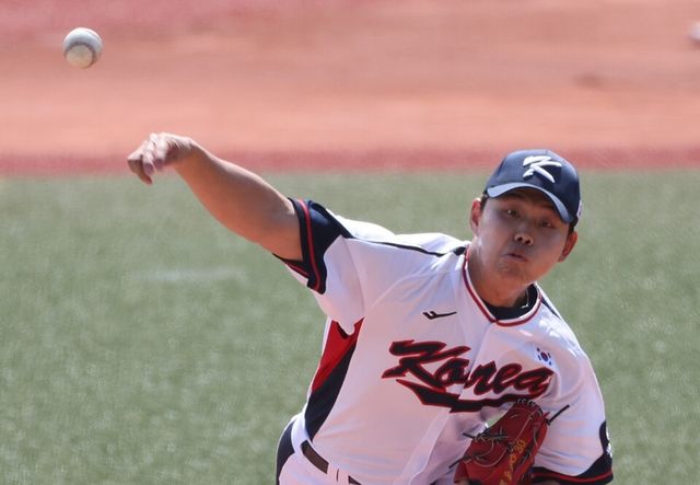 소형준이 대표팀 유니폼을 입고 역투하고 있다. /연합뉴스