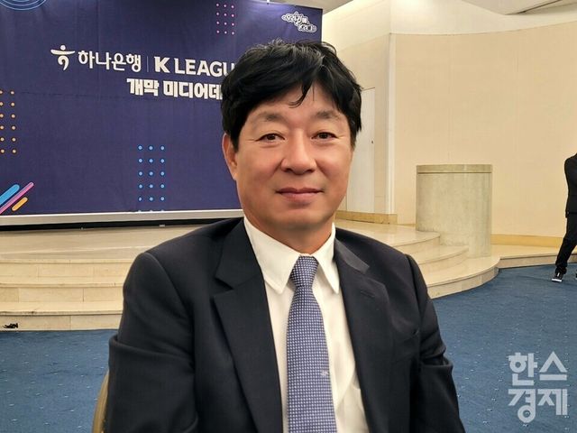 김병수 감독이&nbsp;25일 K리그2 개막 미디어데이를 앞두고 인터뷰한 후 촬영에 응하고 있다. /신희재 기자