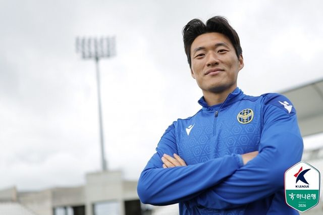 이명주가 스페인 전지훈련 도중 촬영에 응하고 있다. /한국프로축구연맹 제공